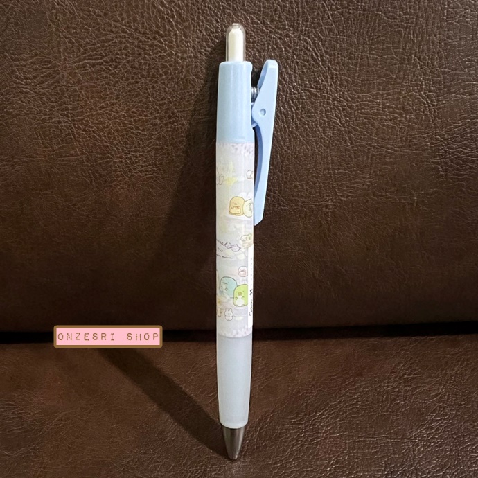 ปากกาหมึกดำ Pilot Opt. ลาย Sumikko Gurashi Mysterious Rabbit Garden สีฟ้า ตรงคลิปที่หนีบเป็นแบบกด หนีบได้แน่น ไม่หลุดง่ายค่ะ