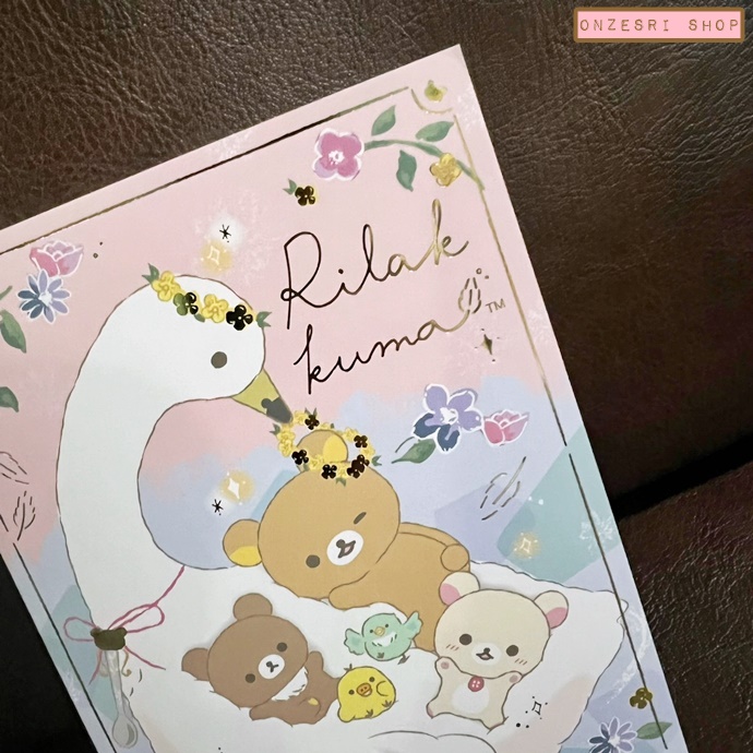 สมุดเล่มเล็ก Rilakkuma: Swan and Gold Flower แบบสีชมพู ขนาด 14.8 x 10.5 x 1 ซม. หน้าปกทำเป็นลายขอบทองสวย มี 4 ลาย รวม 100 แผ่น