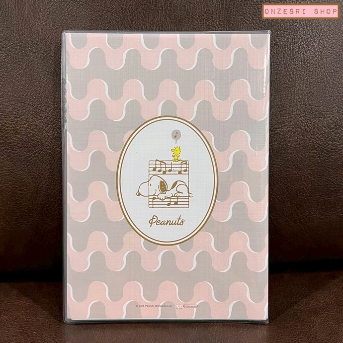 สมุด 2026 Schedule Book เล่มกลาง B6 ลาย Snoopy Music สีพีชเทา ลายทอง ขนาด 13.2 x 18.8 x 0.6 ซม. (64 หน้า) มีให้จดตั้งแต่เดือน 10/2025 - 12/2026 เป็นปฎิทินแบบ monthly