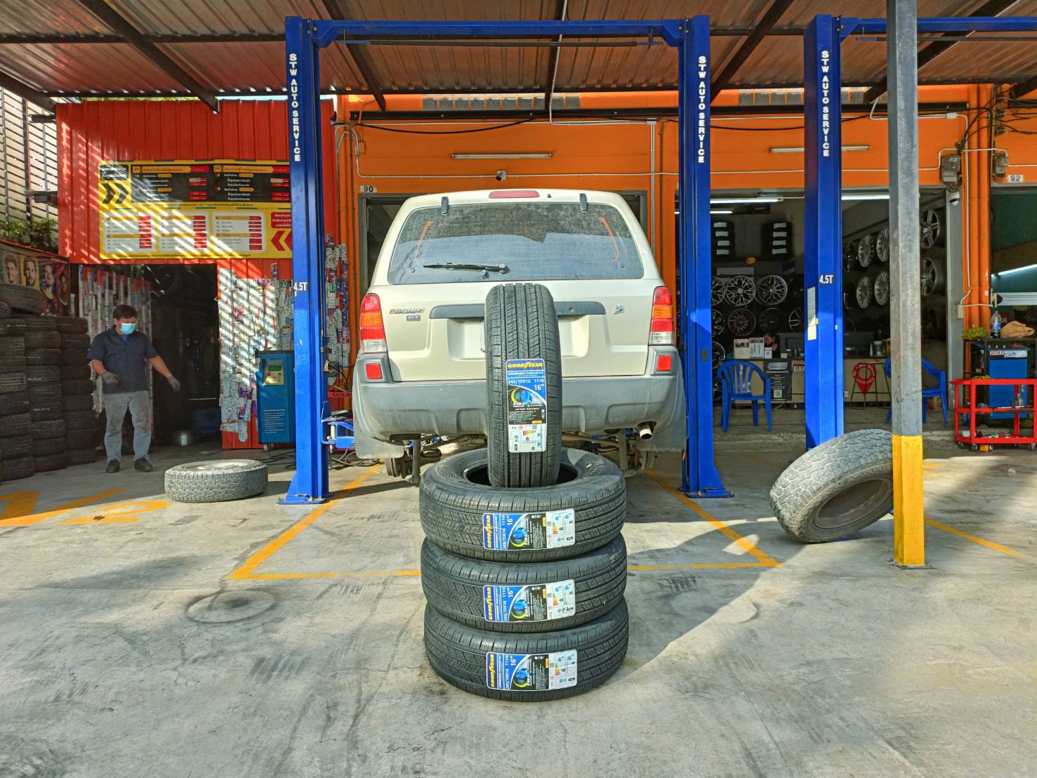 เปลี่ยนยาง FORD ESCAPE GOODYEAR MAXGUARD SUV 245/70R16 Y22