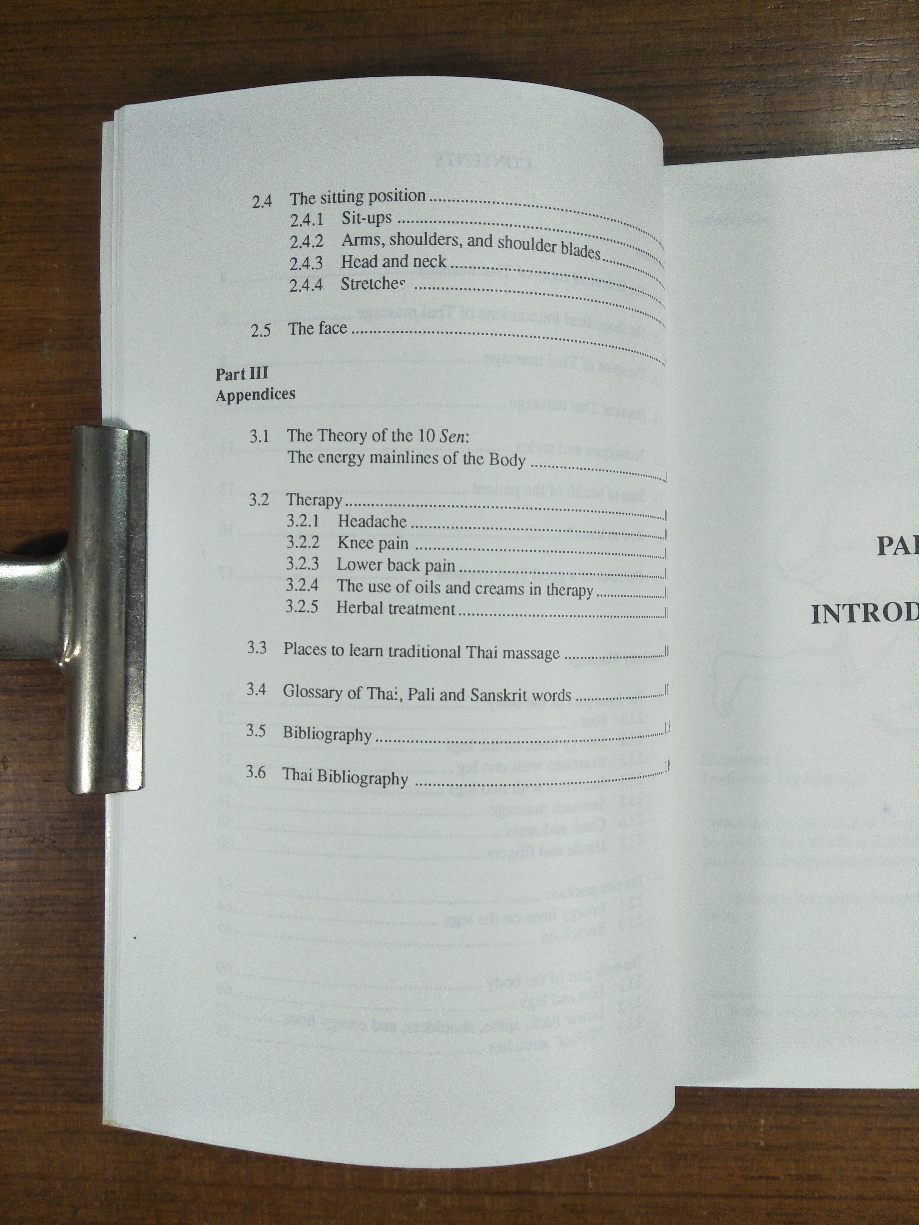 THE ART OF TRADITIONAL THAI MASSAGE / Editions Duang Kamol