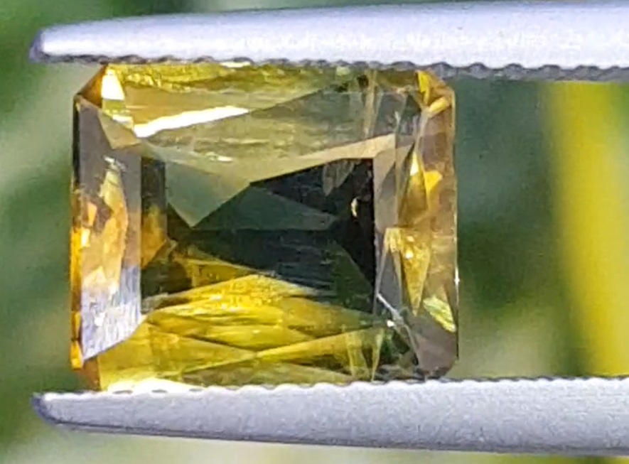 พลอย บุษราคัม (Yellow Sapphire) 3.02 กะรัต (Cts.)