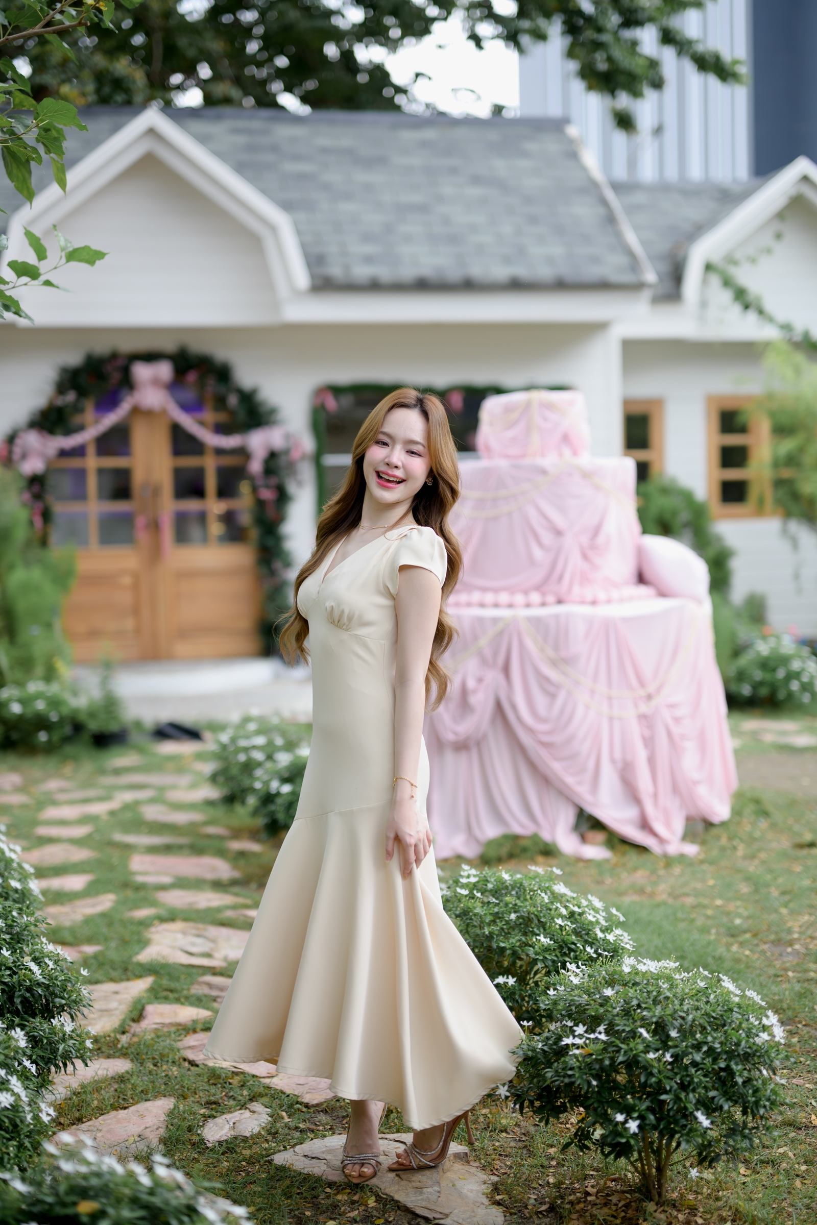 Petal Sway Maxi Dress : สีครีม