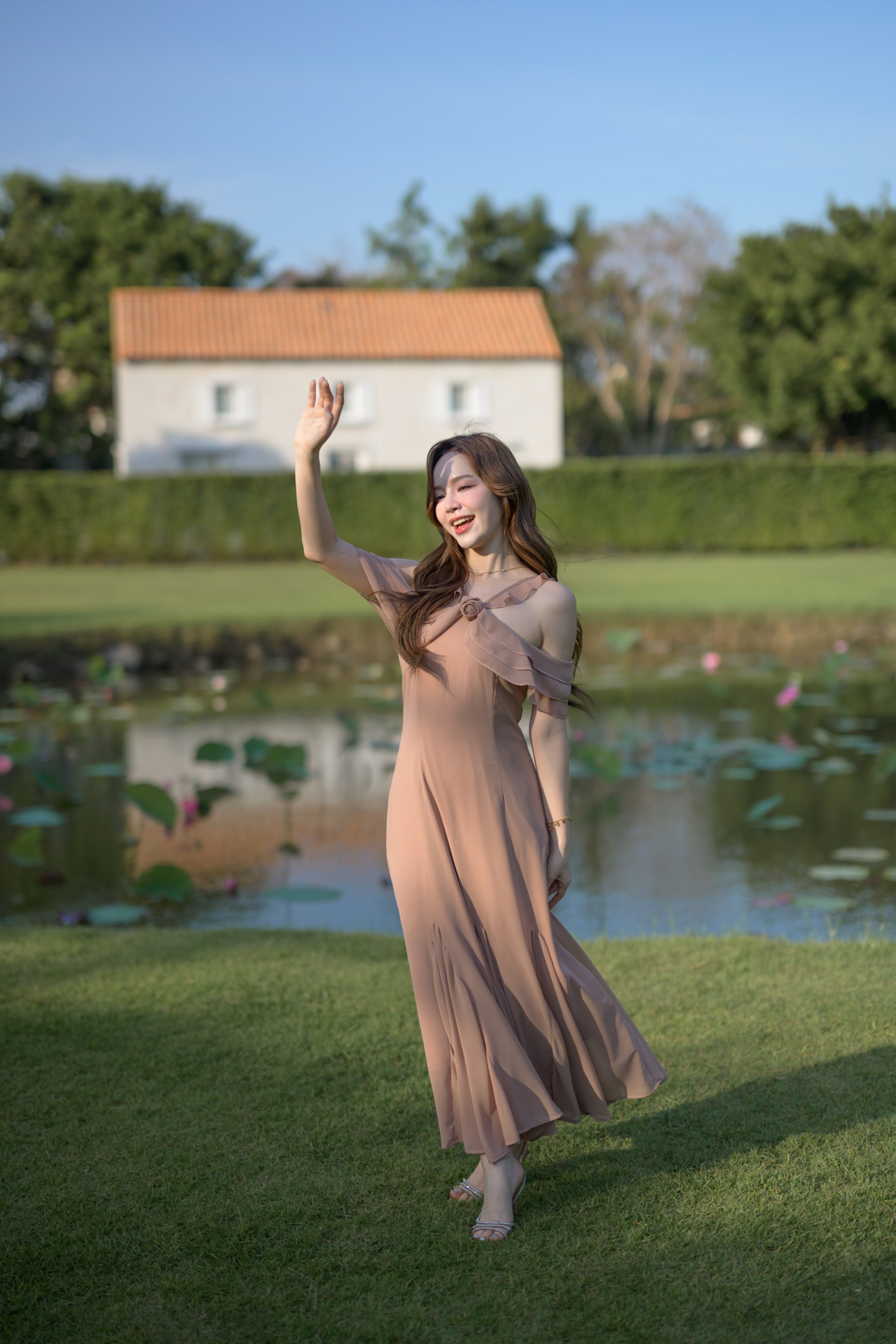 Fay Off-Shoulder Maxi Dress – Ovaltine สีโอวัลติน