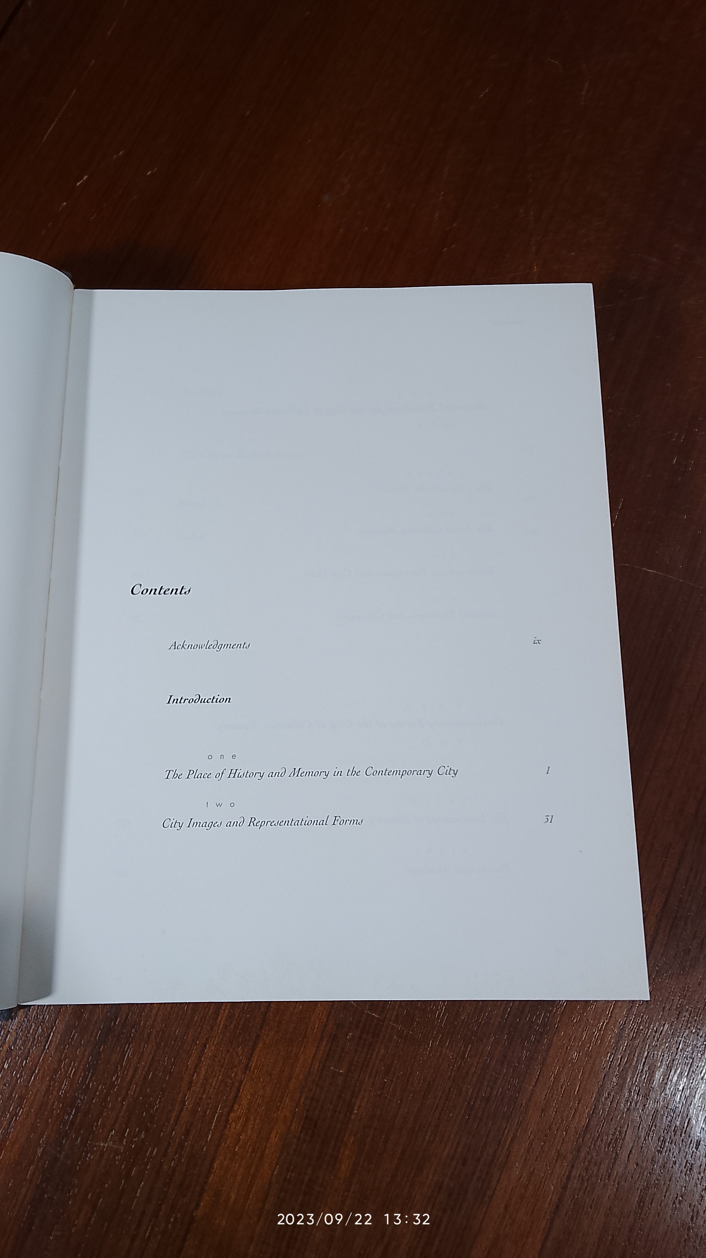 The City of Collective Memory : Its Historical Imagery and Architectural Entertainments