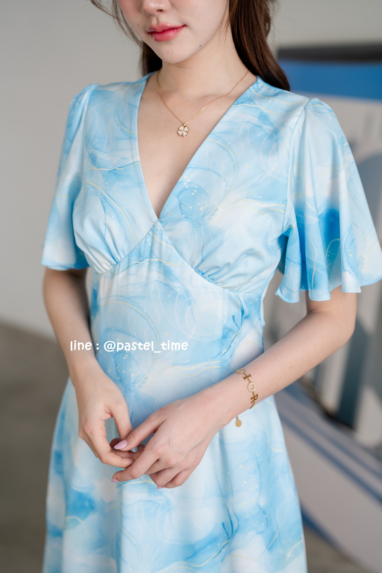 Sassy Marble Midi Dress : Vivid Blue โทนฟ้าสดใส