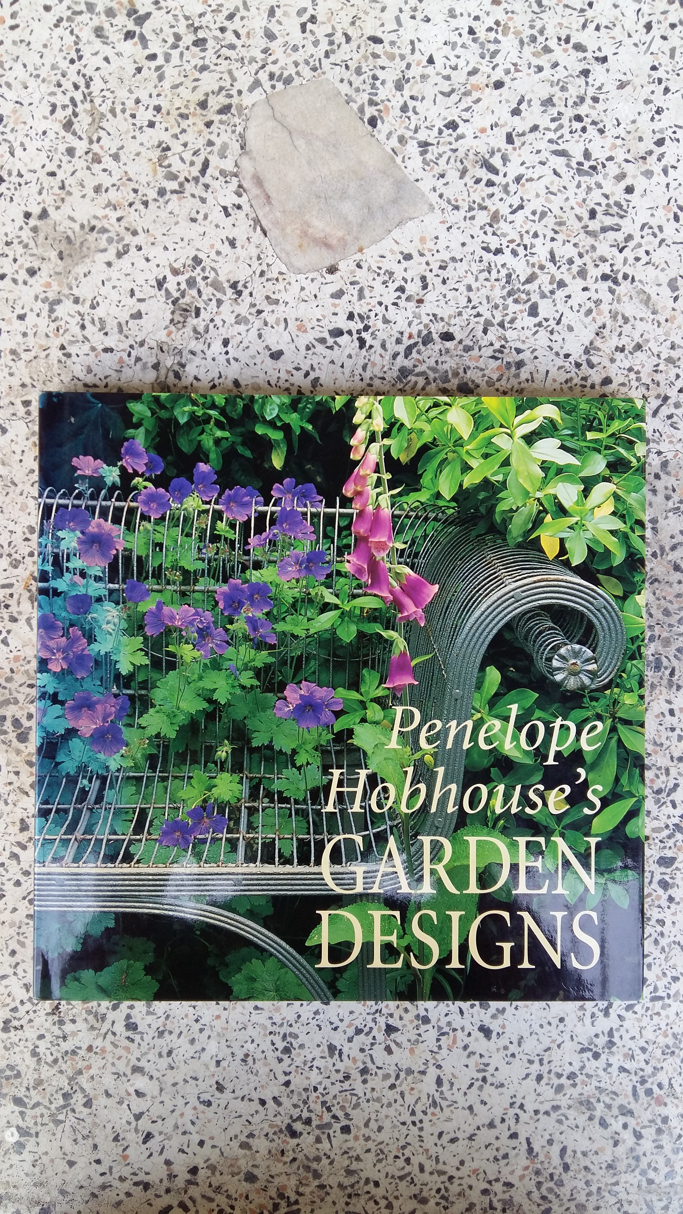 PENELOPE HOBHOUSE S / GARDEN DESIGNS