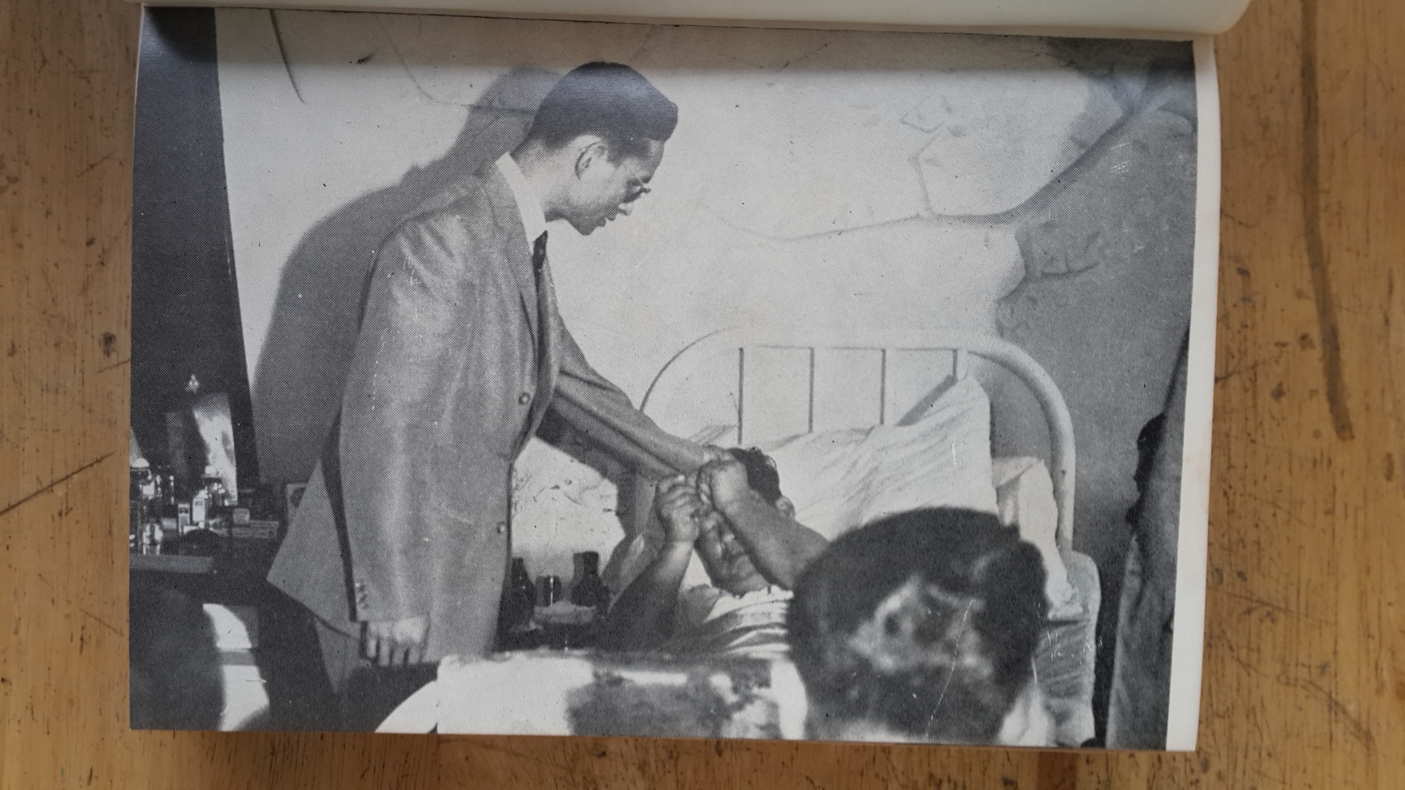 นายกรัฐมนตรีคนที่ ๑๑ กับ ๓ ผู้นำปฏิวัติ / ไทรน้อย,รุ่งโรจน์ ณ นคร