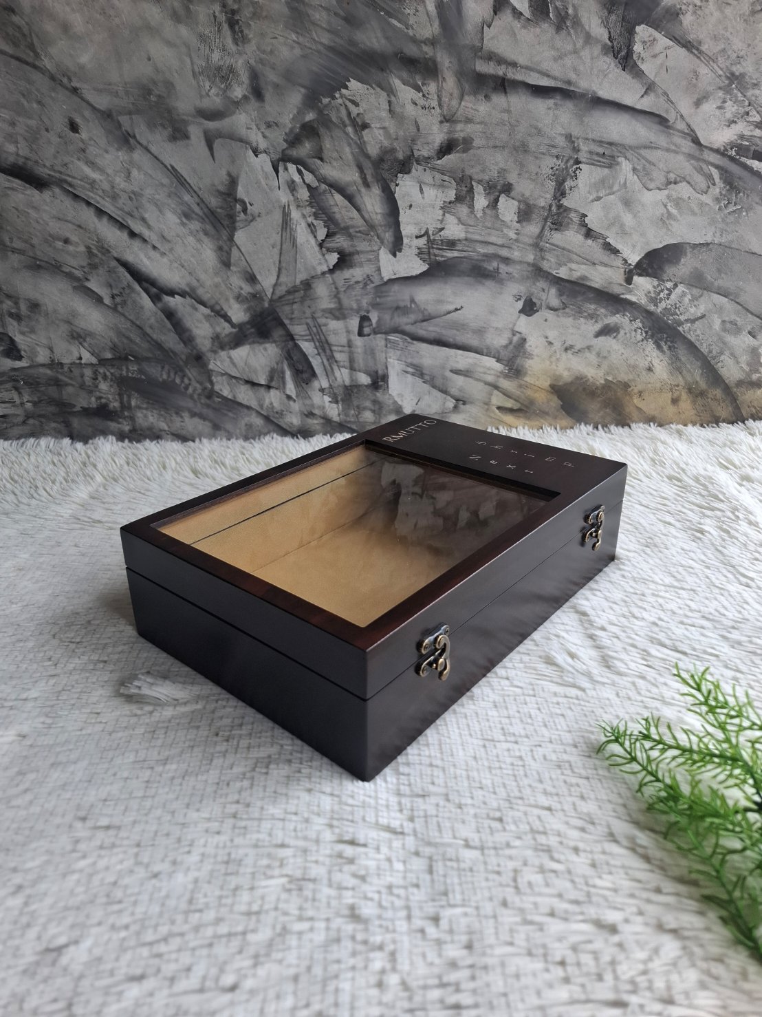 กล่องฝากระจก