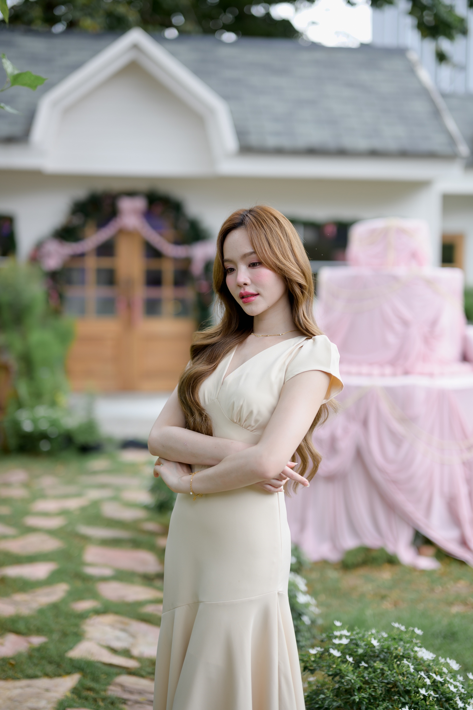 Petal Sway Maxi Dress : สีครีม