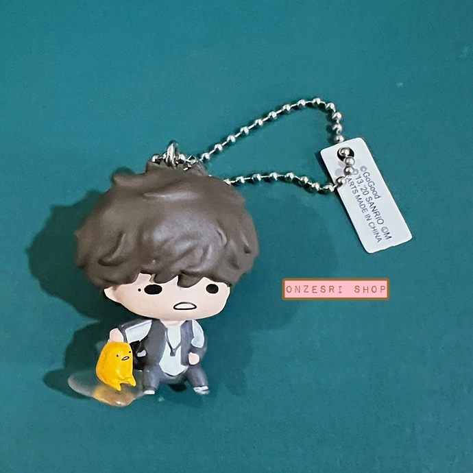พวงกุญแจ Jin x Gudetama Figure Mascot (Limited) แบบนั่ง เป็นการรวมตัวกันของ Jin Akanishi กับ Gudetama เป็นแบบตัวใหญ่ น่ารัก สูงประมาณ 3.9 ซม.
