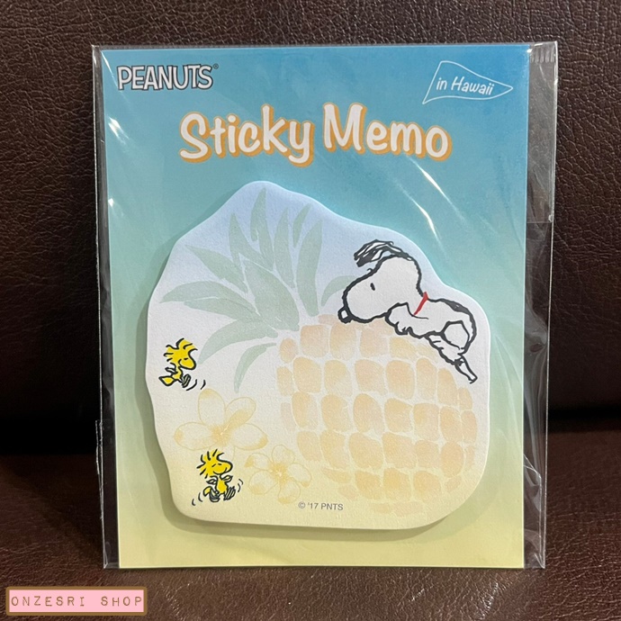 Sticky Memo ลาย Snoopy Pineapple สีฟ้า เป็นกระดาษโน้ตแบบมีกาวด้านหลัง ขนาด 7 x 7 ซม. มี 25 แผ่น