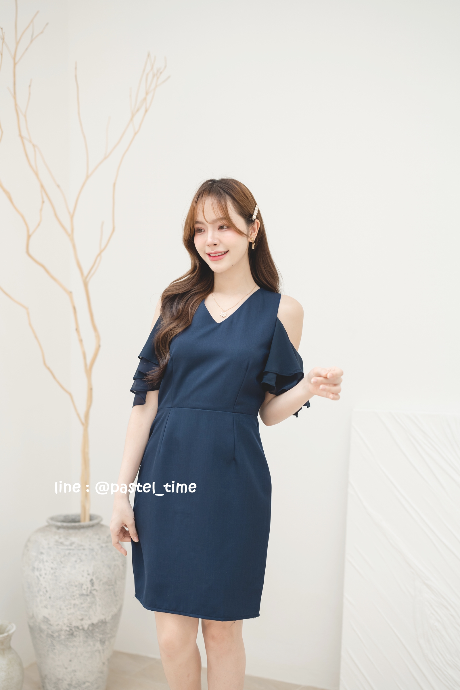 Vela off-shoulder dress : สีกรม