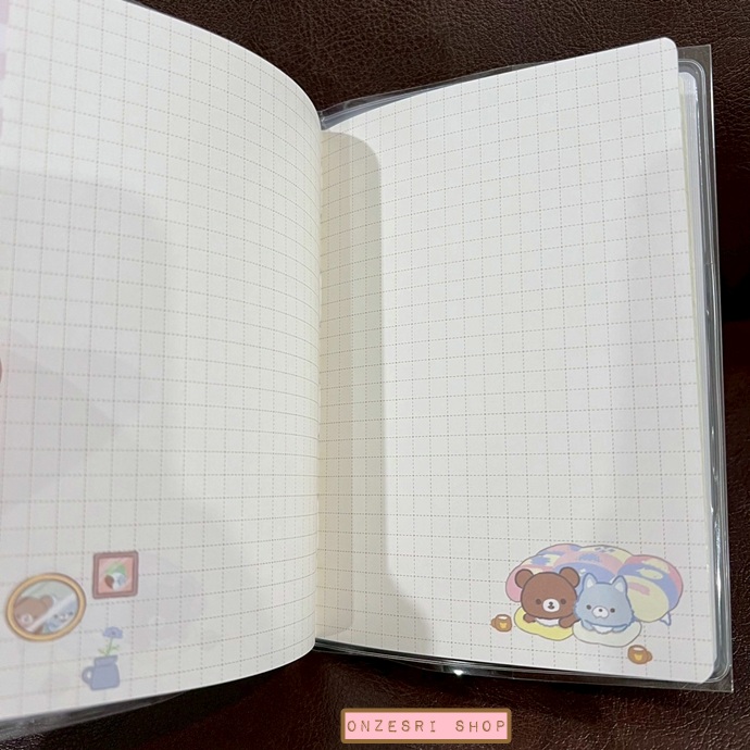 สมุด 2026 Schedule Book เล่มกลาง A6 ลาย Rilakkuma สีขาว ขนาด 10.8 x 15.5 x 0.6 ซม. (64 หน้า) มีให้จดตั้งแต่เดือน 10/2025 - 3/2027 เป็นปฎิทินแบบ monthly ช่องกลาง ด้านหน้าเป็นช่อง pocket ใส่ของได้