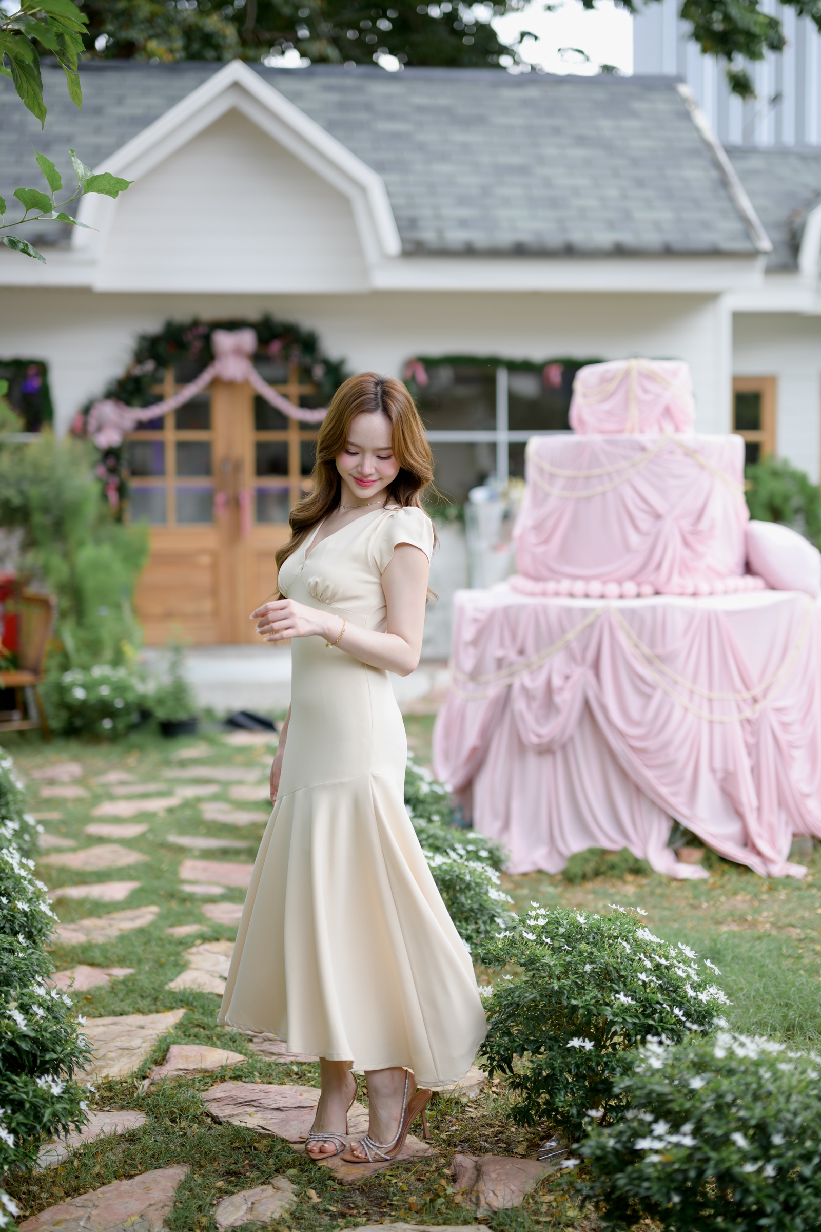 Petal Sway Maxi Dress : สีครีม