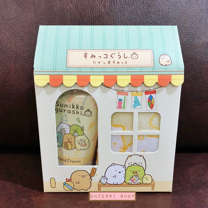เซ็ตแฮนด์ครีมพร้อมผ้าขนหนูผืนเล็ก Sumikko Gurashi Hand Cream Gift Set แบบร้านของเล่น ขนาดผ้า 20.5 x 20.5 ซม. Hand Cream ขนาด 30 g กลิ่น Tropical Fresh
