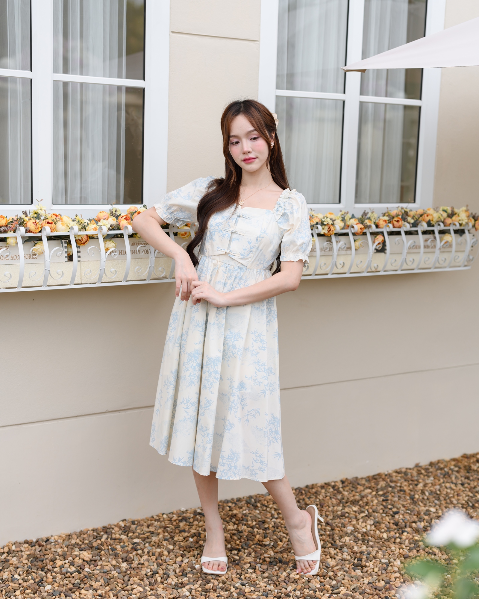 Ellie Leaves Dress เดรสกระดุมจีนลายใบไม้สีฟ้าบนพื้นสีครีม