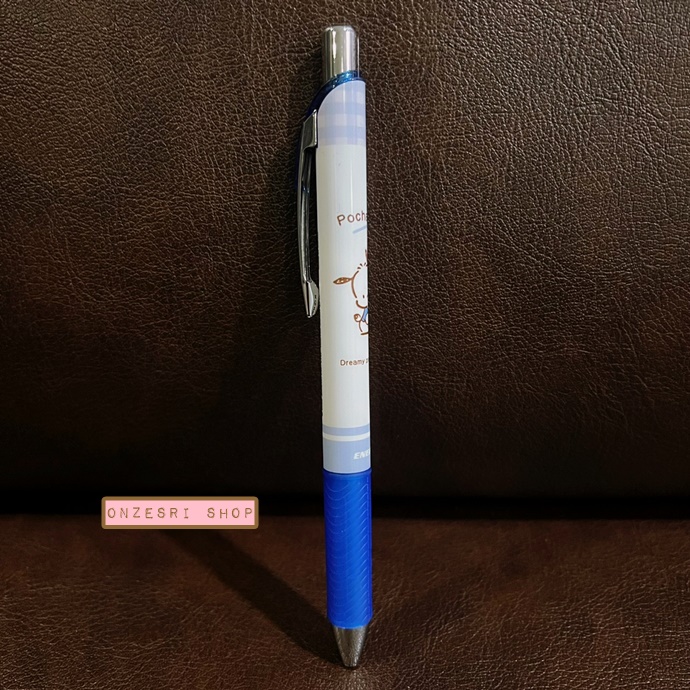 ปากกา Pentel Energel จากญี่ปุ่น ลาย Pochacco สีขาวน้ำเงิน หัว 0.5 หมึกสีดำ