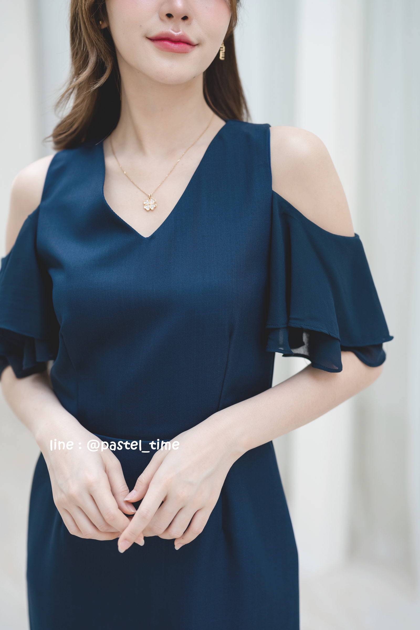 Vela off-shoulder dress : สีกรม