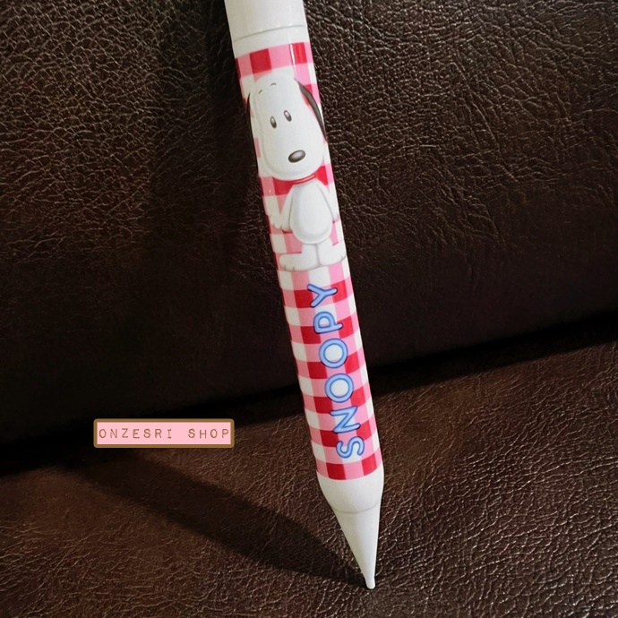ดินสอกด Snoopy ลายตารางสีแดงขาว ที่กดเป็นสีทอง