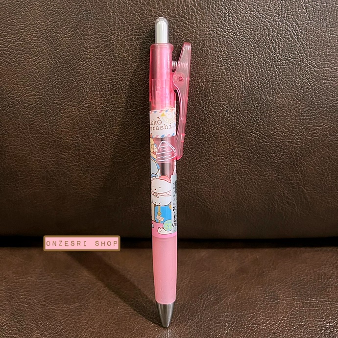 ปากกาหมึกดำ Pilot Opt. ลาย Sumikko Gurashi Travel สีชมพู ตรงคลิปที่หนีบเป็นแบบกด หนีบได้แน่น ไม่หลุดง่าย