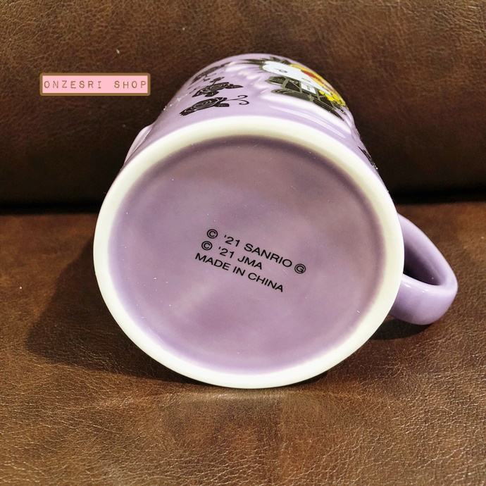 แก้วเซรามิค Yoshikitty Mug (Limited) สีม่วง ขนาด 9 x 9 ซม. ตรงลายทำเป็นนูน ๆ น่ารักมาก ไม่มีวางขายทั่วไป เป็นแบบต้องลุ้นกับทางหน้าร้าน Sanrio ที่ญี่ปุ่นเท่านั้น (สีจริงสีม่วงสวย พอดีถ่ายกับพื้นสีน้ำตาลแล้วสีเพี้ยนค่ะ)