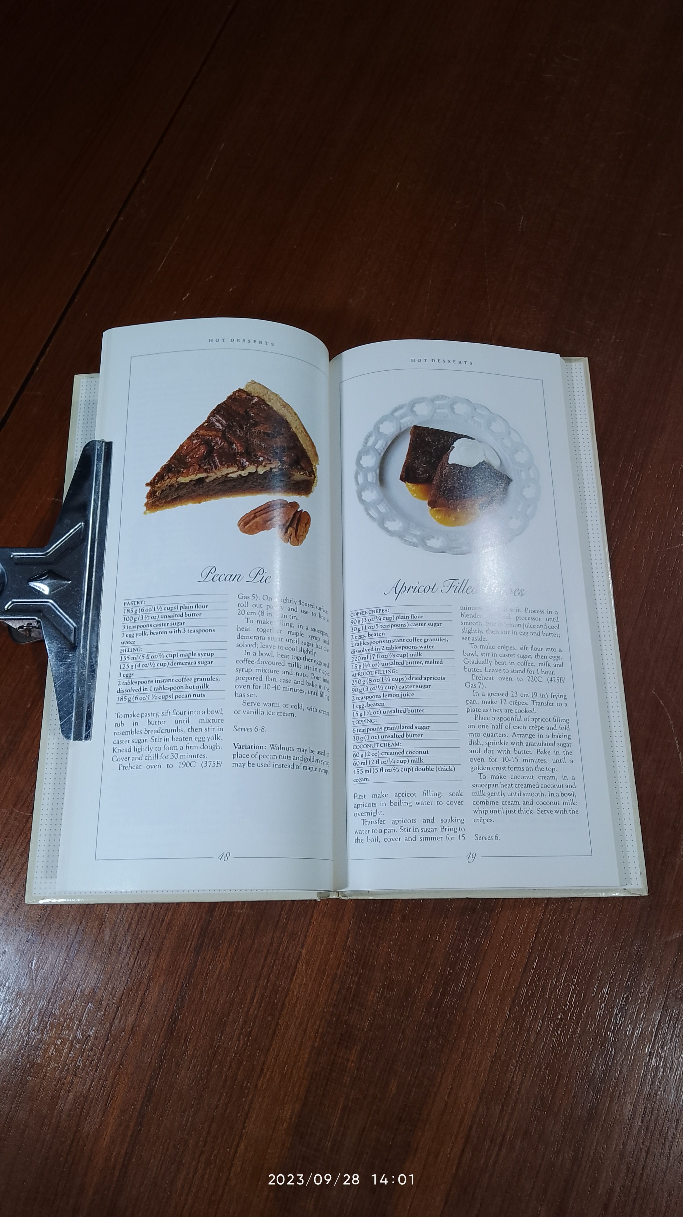 A GOURMEY'S BOOK OF TEA & COFFEE / LESLEY MACKLEY