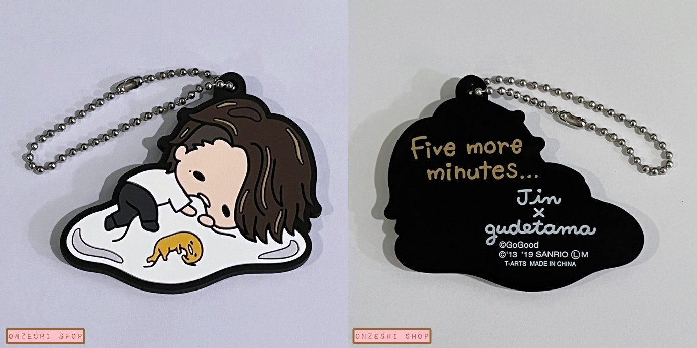 พวงกุญแจยาง Jin x Gudetama Rubber Mascot (Limited) เป็นการรวมตัวกันของ Jin Akanishi กับ Gudetama ขนาดสูงประมาณ 6 ซม. มี 5 แบบให้เลือก