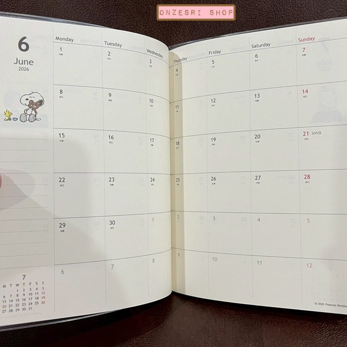 สมุด 2026 Schedule Book เล่มกลาง B6 ลาย Snoopy Music สีพีชเทา ลายทอง ขนาด 13.2 x 18.8 x 0.6 ซม. (64 หน้า) มีให้จดตั้งแต่เดือน 10/2025 - 12/2026 เป็นปฎิทินแบบ monthly