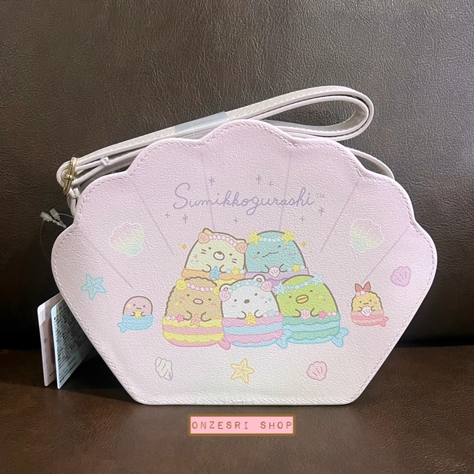 กระเป๋าเปลือกหอย Sumikko Gurashi - Umikko Lagoon สีชมพู มีสายสะพาย ด้านหลังเป็นช่องใส ใส่ตุ๊กตาเล็ก SS โชว์ได้ 6 ตัว ขนาด 15 x 21 x 5 ซม.