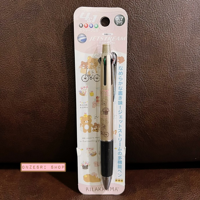 ปากกา Jetstream 4+1 ลาย Rilakkuma Marché สีทอง เป็นปากกาหมึก 4 สี ดำ แดง เขียว น้ำเงิน หัว 0.7 และเป็นดินสอกดในแท่งเดียวกัน
