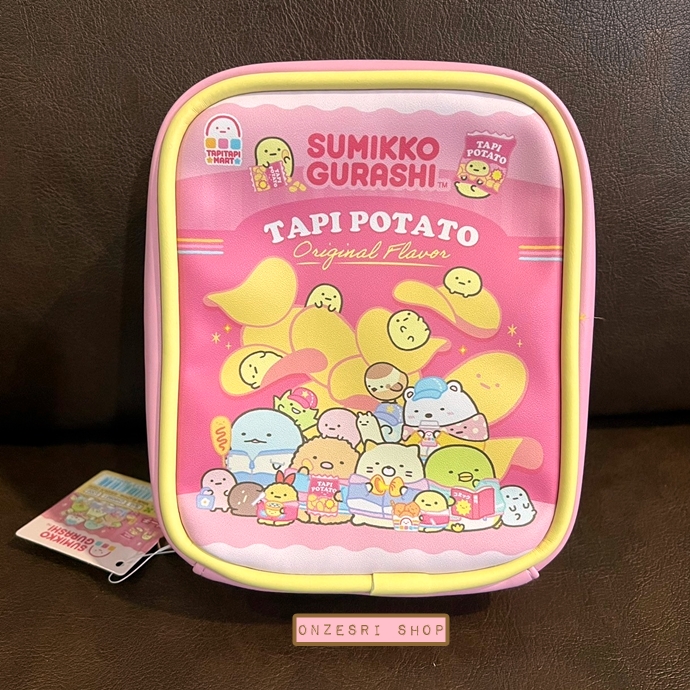 กระเป๋า Sumikko Gurashi Tapioca Convenience Store Pouch เป็นกระเป๋าอเนกประสงค์ทรงสี่เหลี่ยม ทำจากหนังเทียม ขนาด 16 x 13 x 5.5 ซม.
