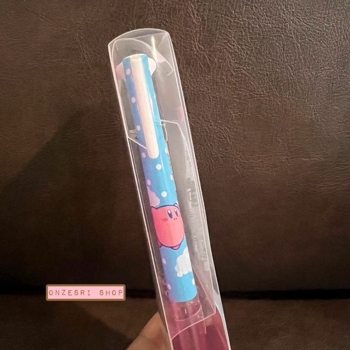 เซ็ตปากกา Uni Style Fit พร้อมไส้ ลาย Kirby (Limited) สีชมพูฟ้า เป็นปลอกปากกา ใส่ได้ 3 ไส้ พร้อมไส้ 0.5 รวม 3 สี (Black, Blue, Red)