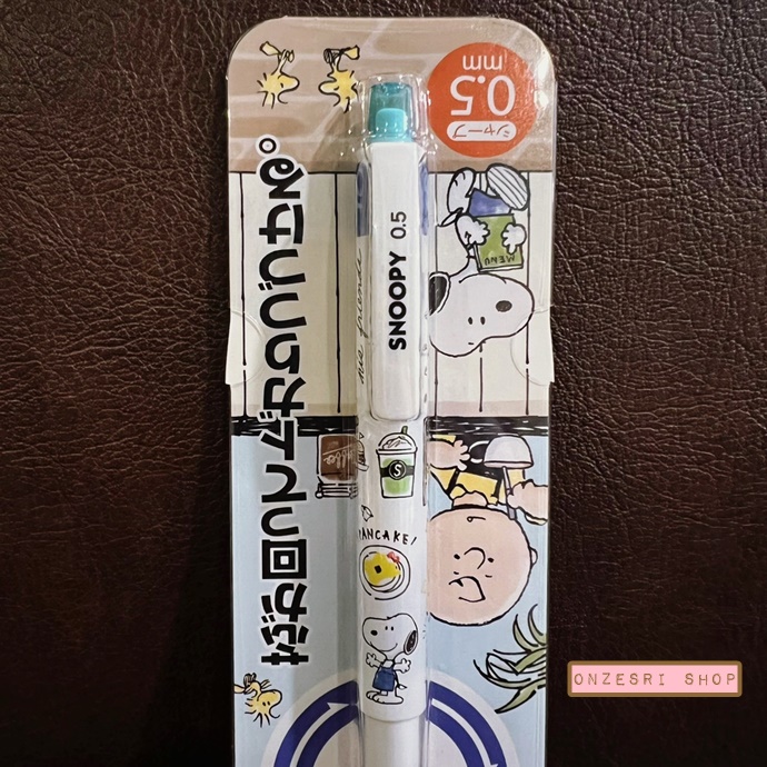 ดินสอกด Kurutoga ลาย Snoopy Cafe (Limited) แบรนด์นี้ขึ้นชื่อด้านมีระบบเหลาไส้เองในตัวดินสอ ทำให้เวลาเขียนเส้นจะคมชัดตลอด