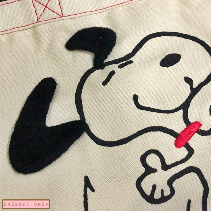 กระเป๋า Snoopy Happy Dance ด้านหน้าเป็นลายปักนูนสวย ด้านในพิมพ์ลายน่ารัก ขนาด 20 x 30 x 10 ซม.