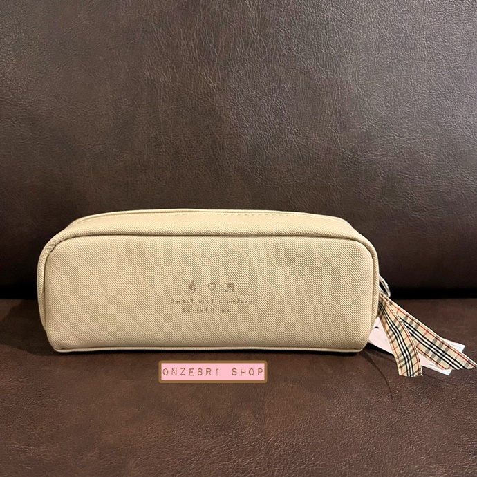 กระเป๋าเครื่องเขียนรูปเปียโนสีน้ำตาลอ่อน Music Mocha Pen Pouch จากญี่ปุ่น ใส่ของได้ 2 ช่อง ช่องหน้ากับช่องซิปด้านใน ทำจากหนัง PU ขนาด 6.5 x 18.5 x 5 ซม.