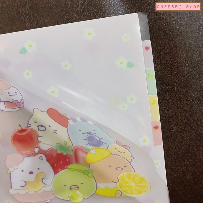 แฟ้ม A4 ลาย Sumikko Gurashi Fruity แยกใส่เอกสารได้ 5 ช่อง ด้านหน้าเป็นรูปตัวการ์ตูนไดคัทใส่เอกสารได้