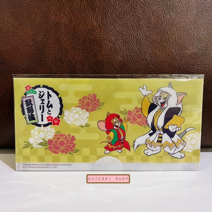 Tom & Jerry Kabuki Ticket Holder / Mask Holder (Limited) แบบสีเหลือง ขนาด 10 x 20 ซม. เป็นแฟ้มเล็กแบบยาว สามารถนำไปใส่ใบเสร็จ เอกสาร ตั๋ว หรือไว้เก็บหน้ากากอนามัยได้
