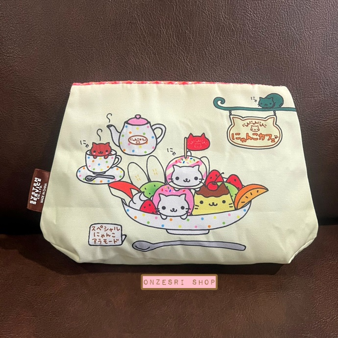กระเป๋า San-X All Stars Sweets! Pouch Collection แบบ Nyan Nyan Nyanko ทำจากผ้า มีตีนตุ๊กแกปิดเปิดกระเป๋า ขนาด ปากกระเป๋ายาว 16 ซม. ด้านล่างกว้าง 22 ซม. สูง 14 ซม.