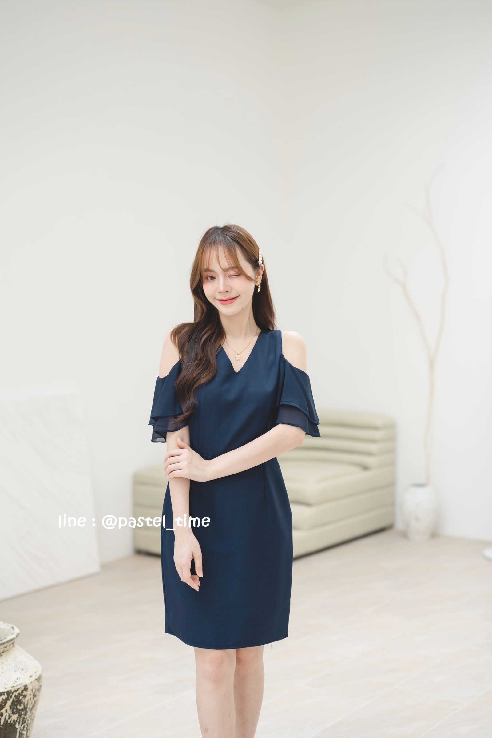 Vela off-shoulder dress : สีกรม