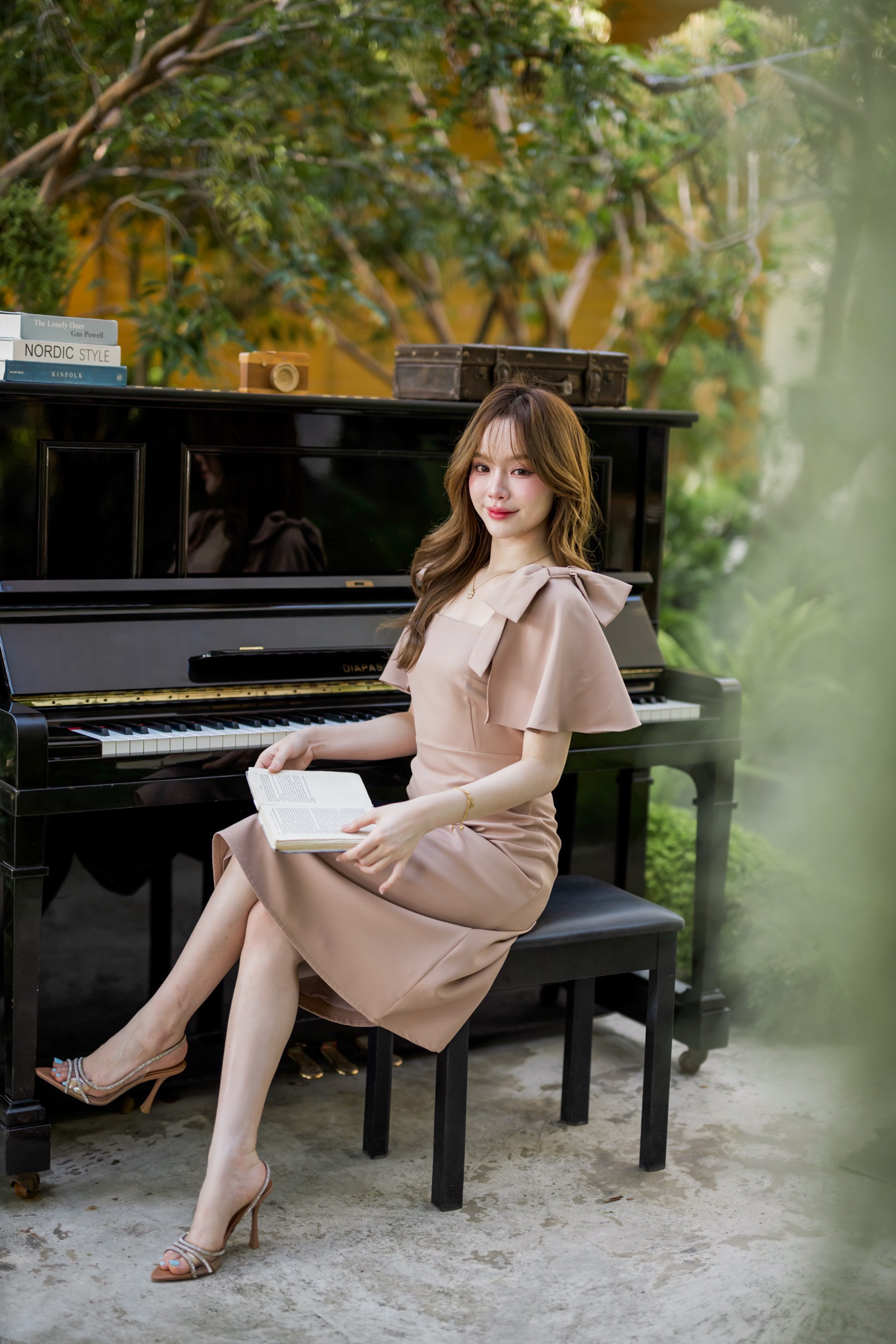 Bellette Bow Shoulder Dress : สีโอวัลติน