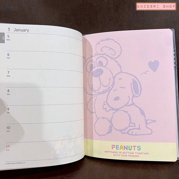 สมุด 2026 Schedule Book เล่มหนา B6 ลาย Snoopy Peanuts Living Room ขนาด 13.5 x 18.8 x 1.1 ซม. (176 หน้า) มีให้จดตั้งแต่เดือน 10/2025 - 12/2026 เป็นปฎิทินแบบ monthly & weekly
