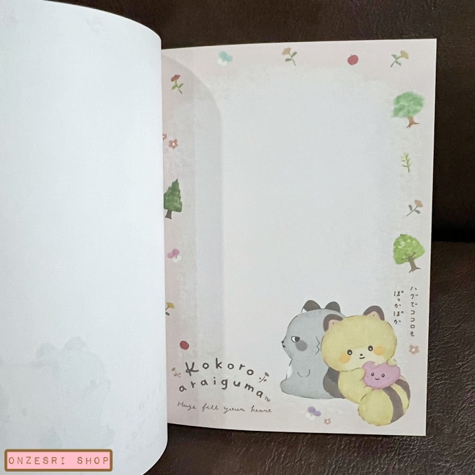 สมุดเล่มเล็ก Kokoro Raccoon Hug Makes Your Heart Warm แบบลายตรงกลาง ขนาด 14.8 x 10.5 x 1.3 ซม. มี 4 ลาย รวม 120 แผ่น
