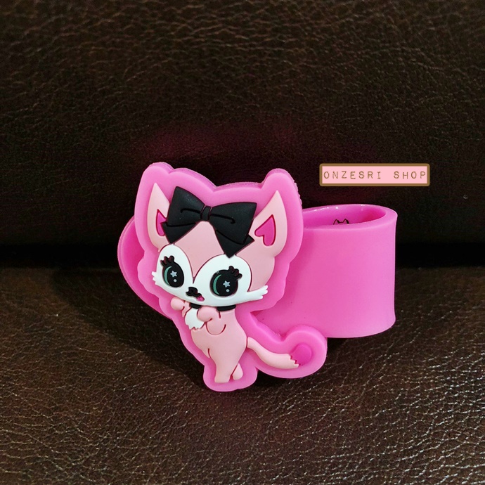Sanrio Characters Beatcats Rubber Band ขนาดกว้าง 10.2 ซม. เป็นที่รัดเก็บสายหูฟัง หรืออื่น ๆ ทำจากยาง ด้านหลังมีกระดุมเหล็กติด มี 6 แบบให้เลือก