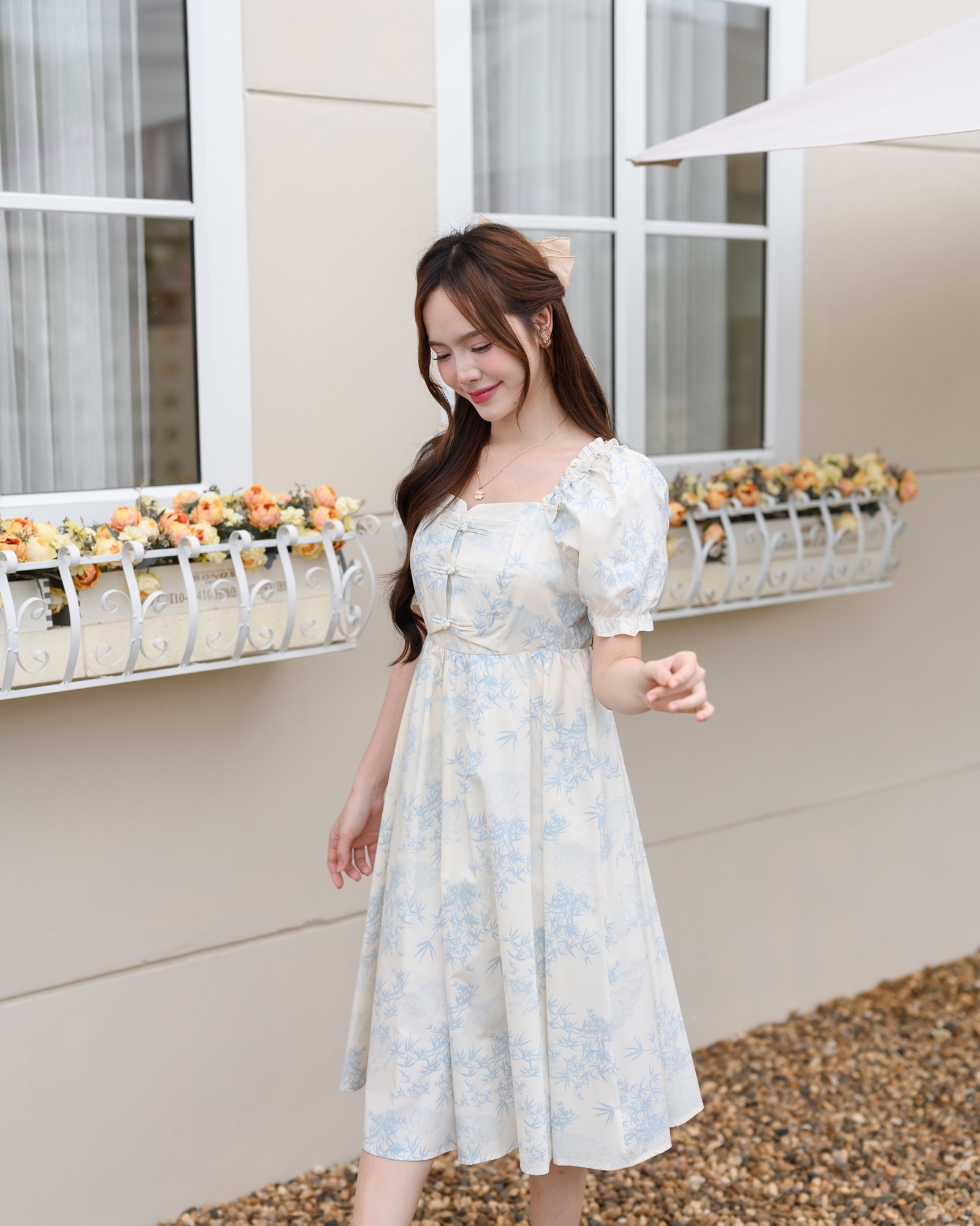 Ellie Leaves Dress เดรสกระดุมจีนลายใบไม้สีฟ้าบนพื้นสีครีม