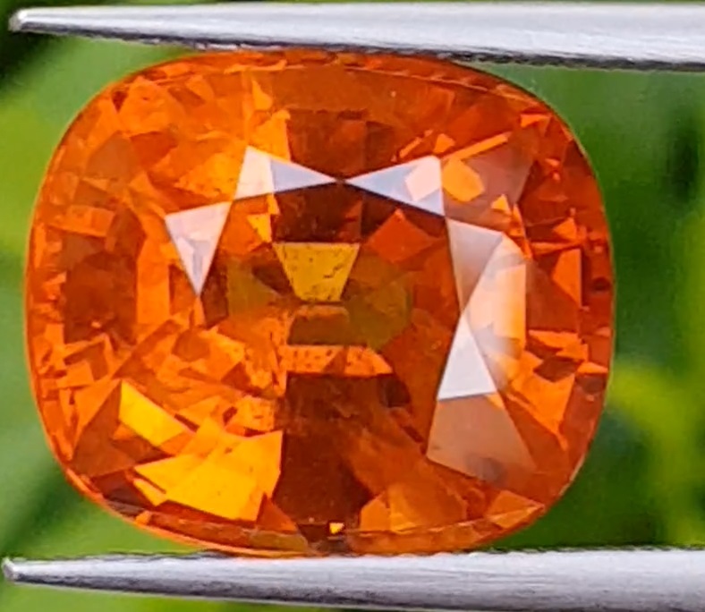 พลอย บุษราคัม (Yellow Sapphire) แม่โขง 11.18 กะรัต VVS พร้อมใบเซอร์ BGL (Mini)