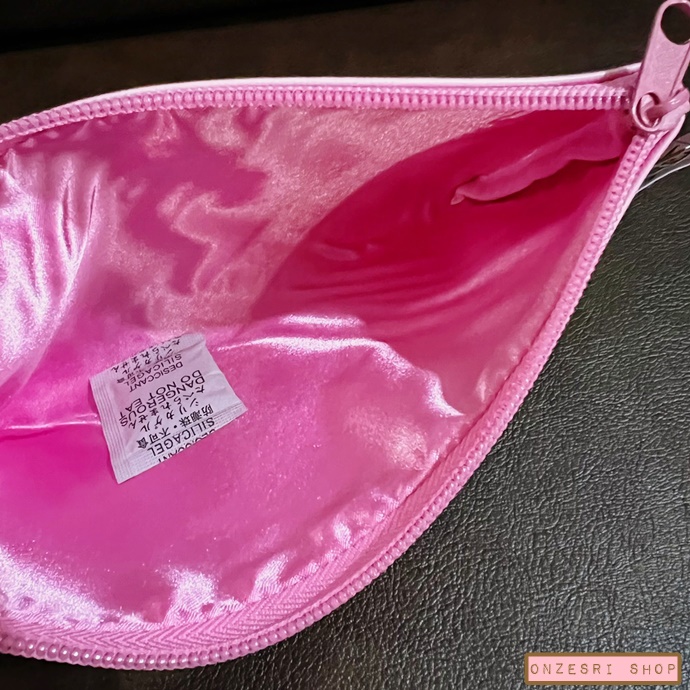 กระเป๋า Crayon Shinchan Pen Pouch ลายรถโรงเรียนสีชมพู ใส่เครื่องเขียนได้ ขนาด 10.5 x 19 ซม. ทำจาก PVC