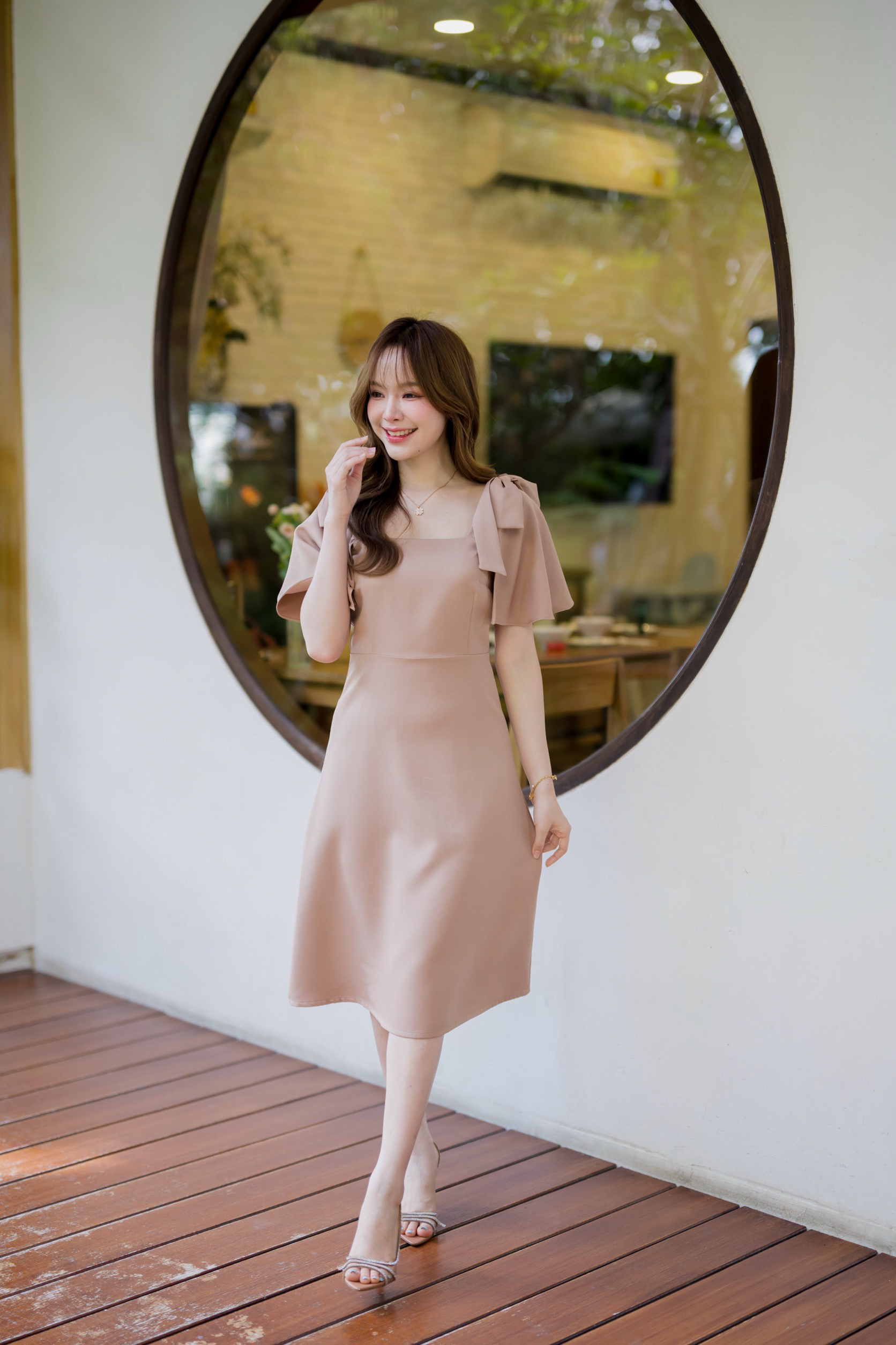 Bellette Bow Shoulder Dress : สีโอวัลติน
