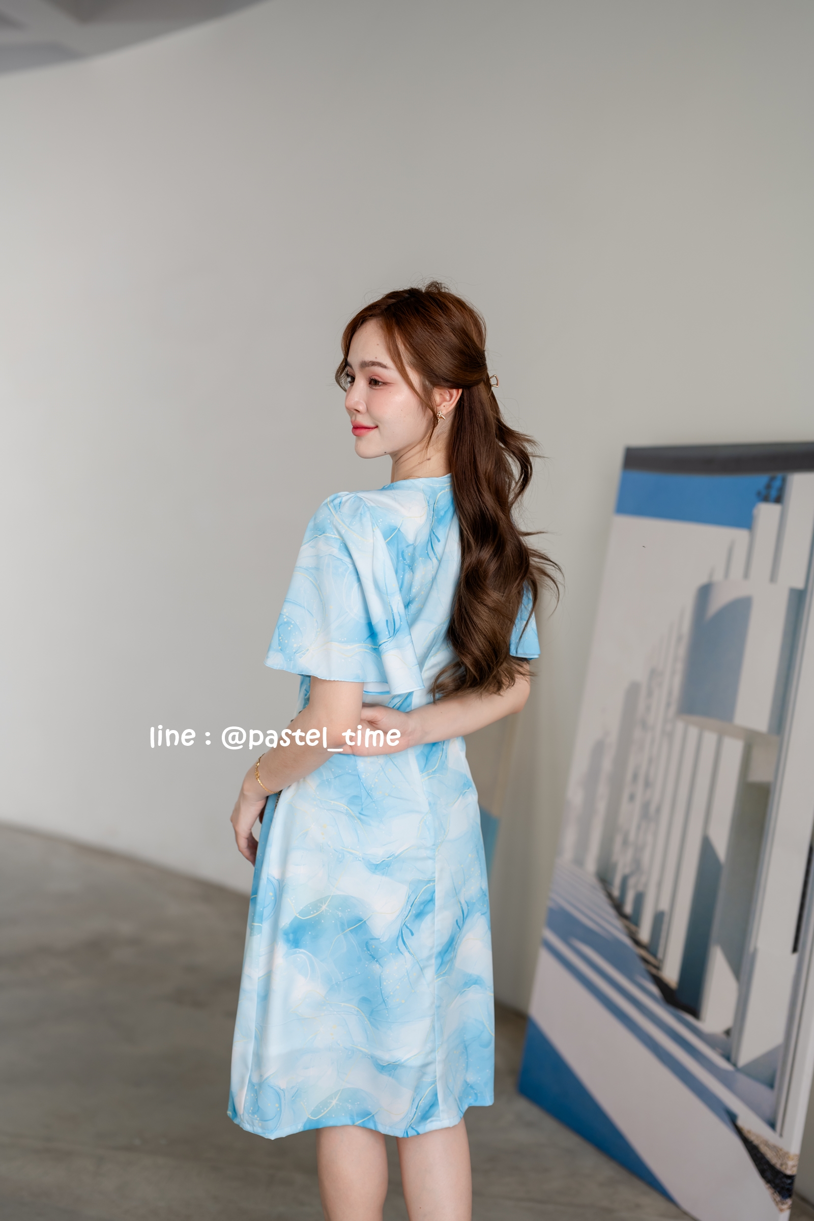 Sassy Marble Midi Dress : Vivid Blue โทนฟ้าสดใส