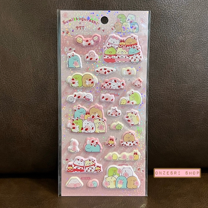 สติกเกอร์แบบนูน Sumikko Gurashi x Sakuma Strawberry Milk Candy Sticker ขนาด 20 x 9.5 ซม. มี 2 แบบให้เลือก